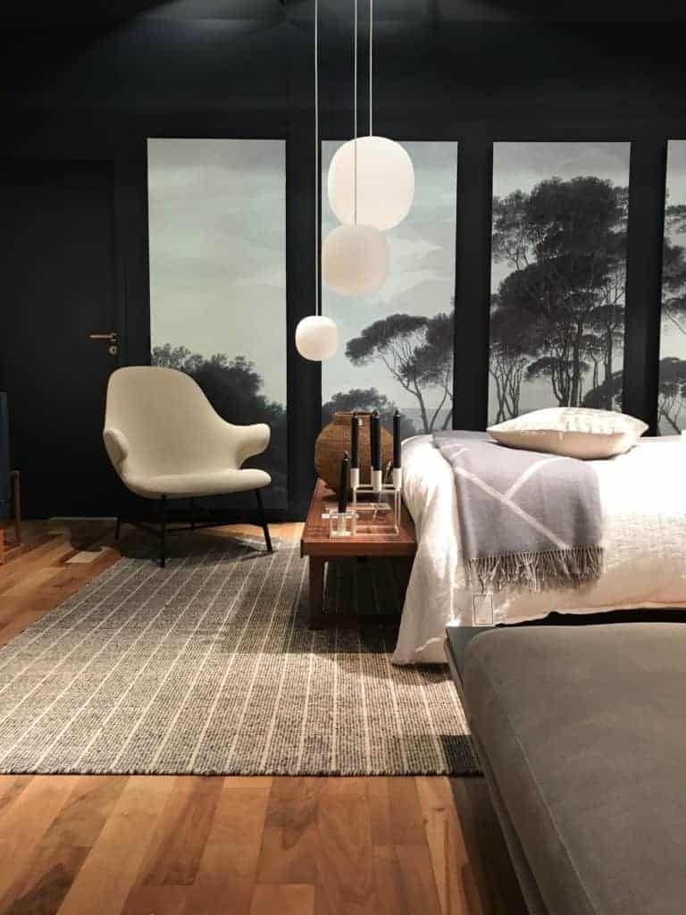 CONTACT - Un grand lit dans une chambre - Services de design d'intérieur